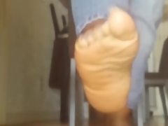 Ebony feet bust a nut